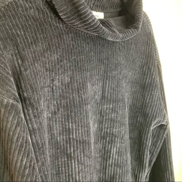 Bar III- Cozy Turtleneck Top - Picture 4 of 9